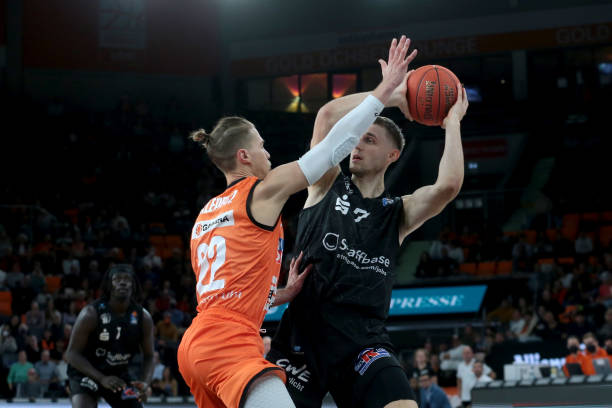 她的姿态保 她的姿态保